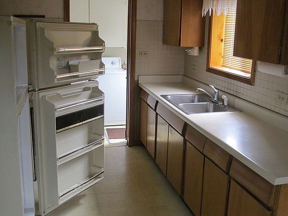 3rd image of 5511 W 90th St