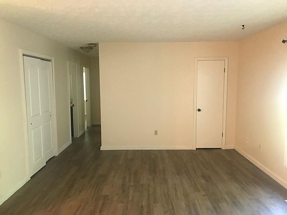 5th image of 832 Colony Ct