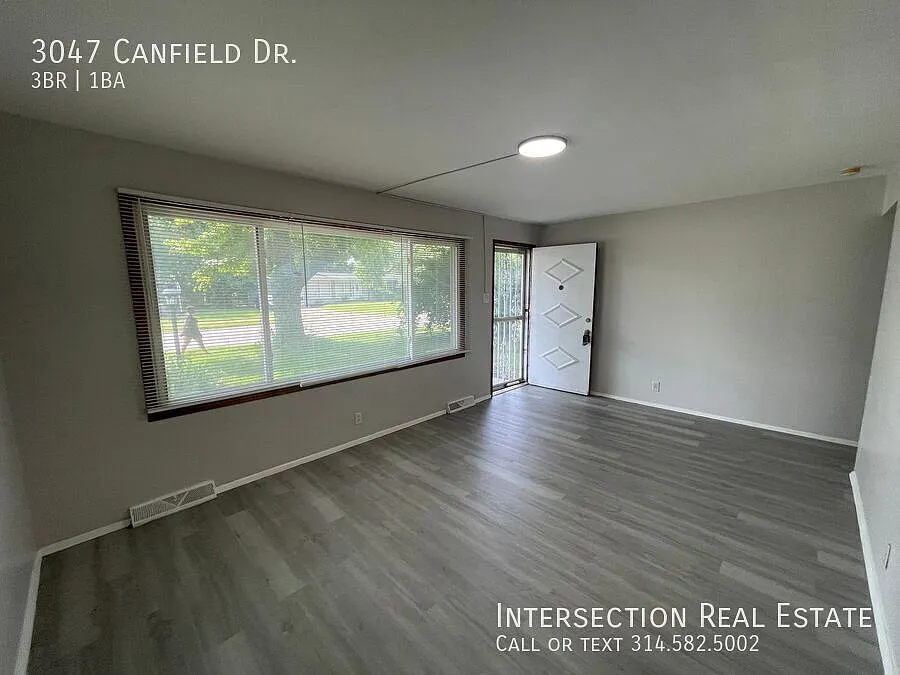 Adorable 3Bed/1Bath with Finished Basement and Garage Parking — Photo 4