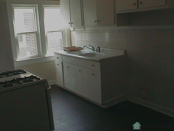 4th image of 1105 N Parker Ave
