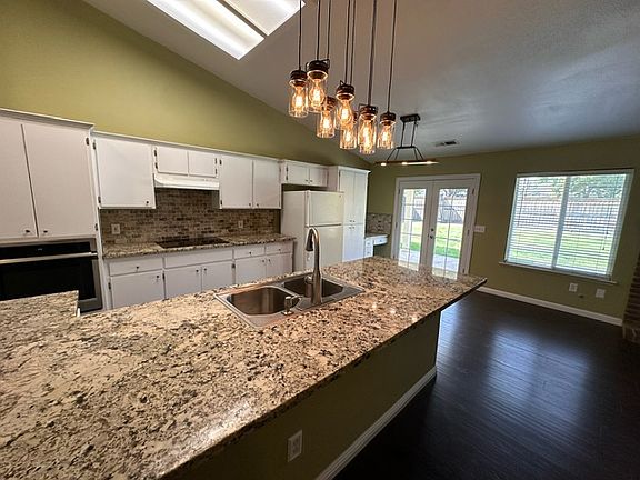 4th image of 2421 Silverbrooke St