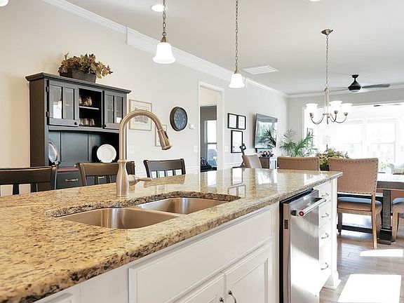 4th image of 638 Honey Dew Ln