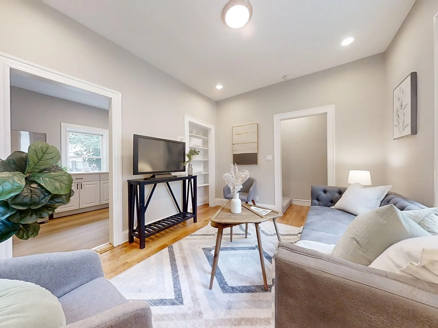 2 bed, 1.0 bath, 640 sqft, $3,000 — Photo 2