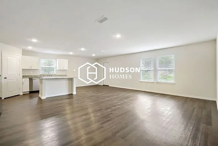 3 bed, 2.0 bath, 1600 sqft, $1,285 — Photo 4