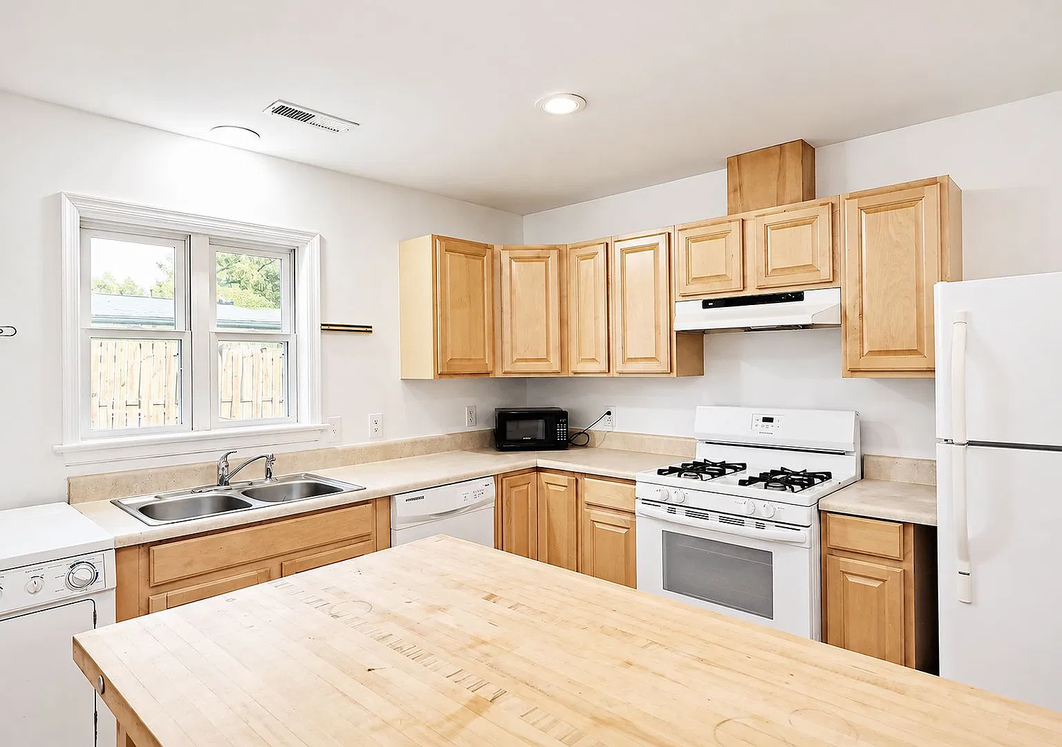 Charming Pet-Friendly Home Near The Dairy Market — Photo 1