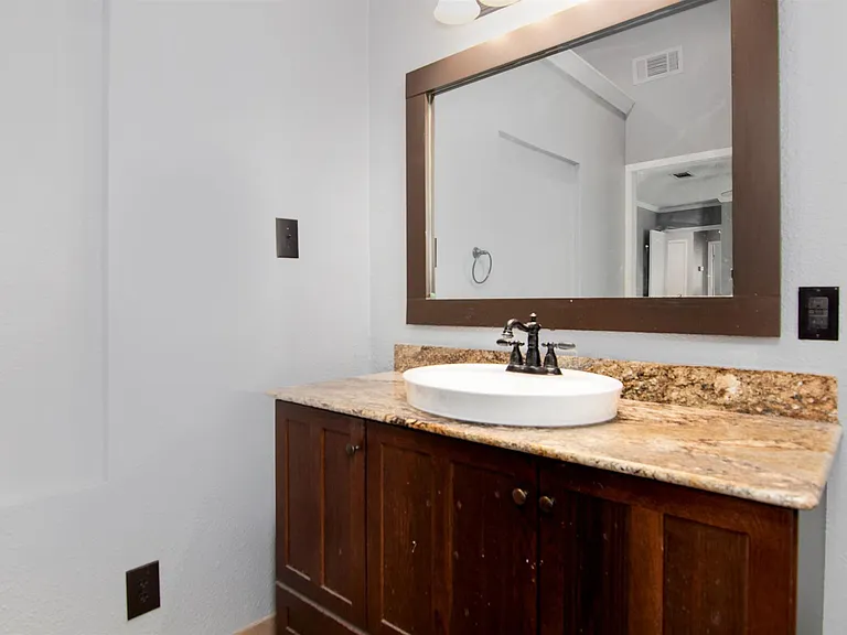 2319 Anthony Ln — Photo 20