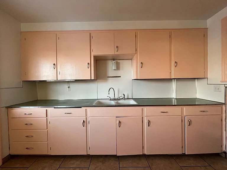 403-405 1/2 W Granite St — Photo 10
