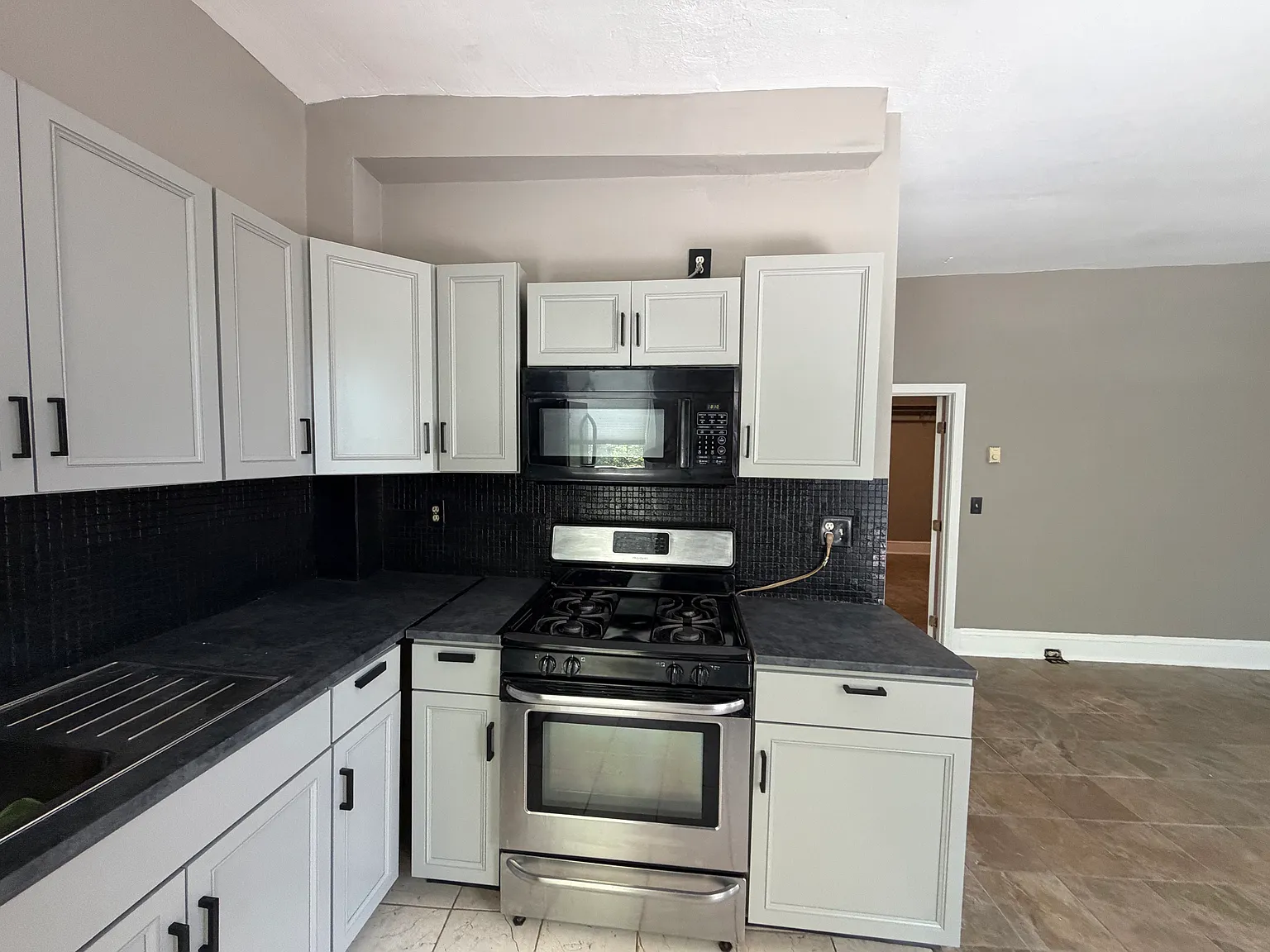 1 bed, 700 sqft, $1,900 — Photo 3
