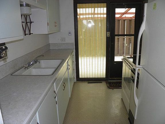 3rd image of 219 N 10 W