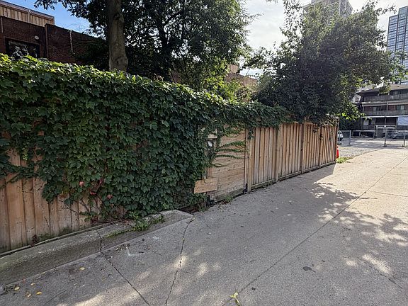 5th image of 272 Seaton St