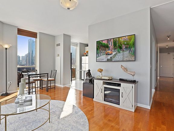 3rd image of 645 N Kingsbury St #9