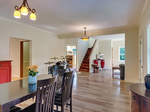 4th image of 827 Forest Ave