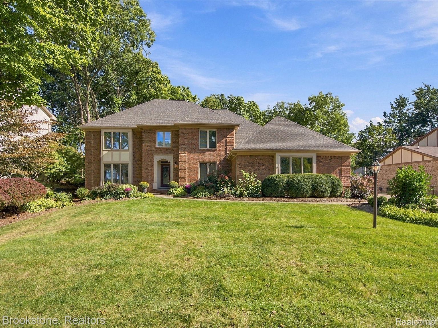6400 Glyndebourne Dr, Troy, MI 48098
