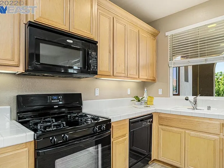 694 W Corazon Way — Photo 3