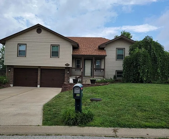 18500 E Arrowhead Ln — Photo 1