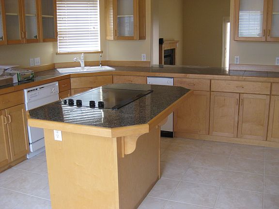 4th image of 586 S Oak Ln