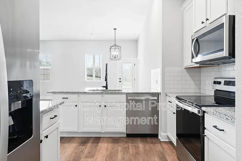 3 bed, 2.0 bath, 1403 sqft, $2,450 — Photo 2
