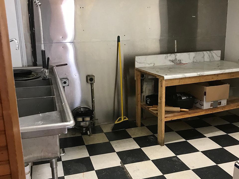 2nd image of 905 Ligonier St Unit 1