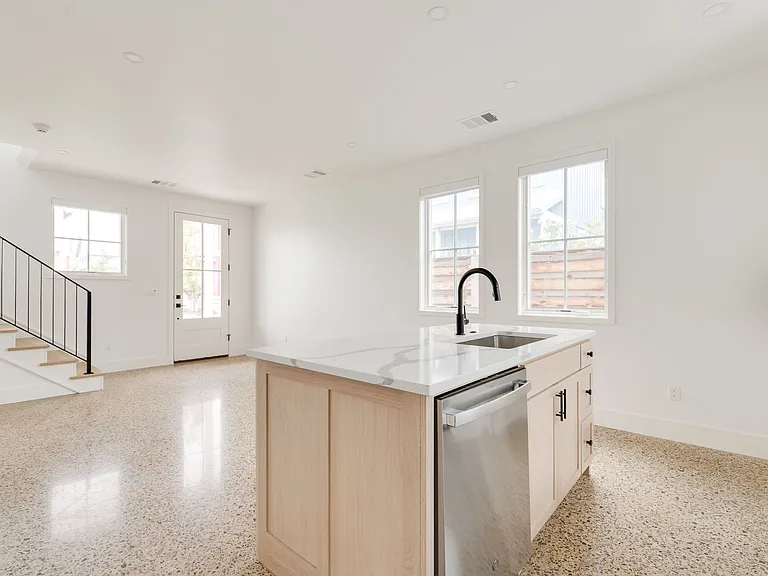 1032 Hangar Dr — Photo 14