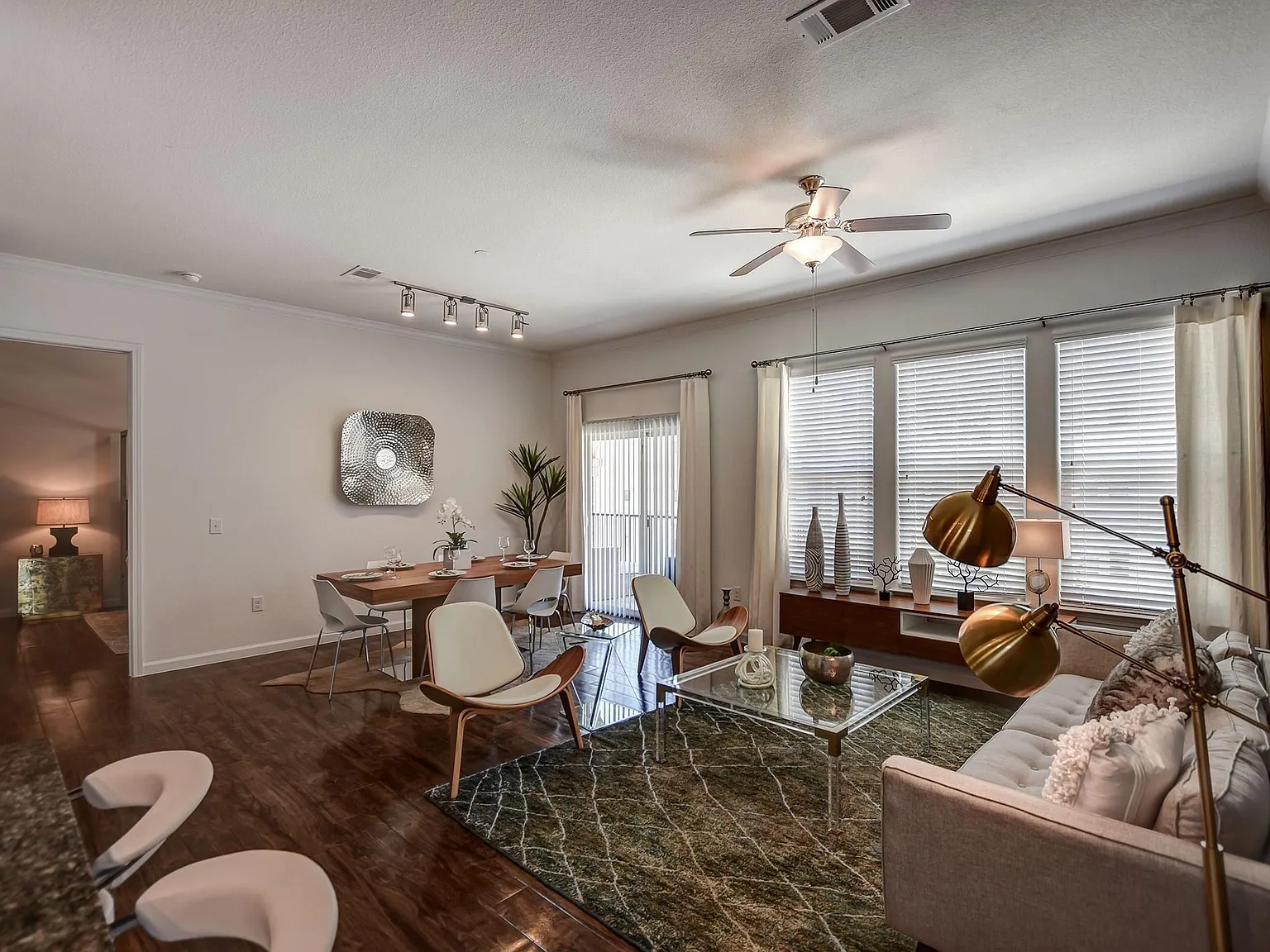 4 bed, 4.0 bath, 1743 sqft, $2,328 — Photo 3