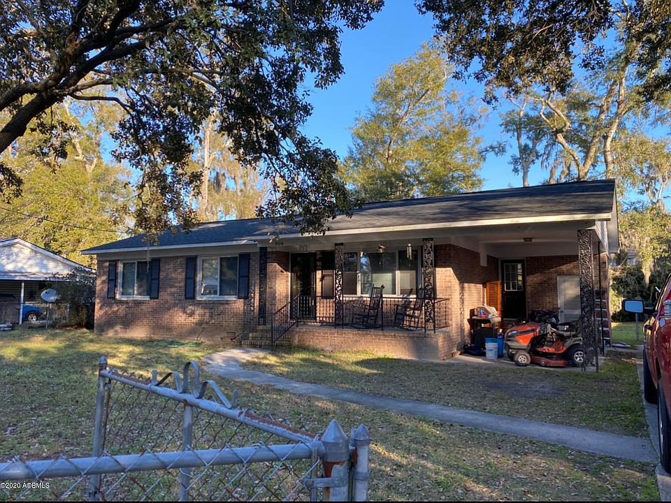 2nd image of 904 Belleview Cir E