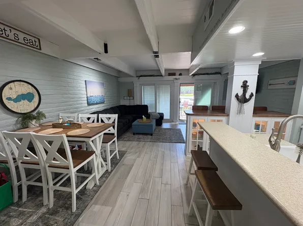 2700 N Shore Dr Unit F-20, Clear Lake, IA 50428