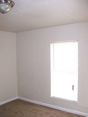5th image of 211 Coyle Pl