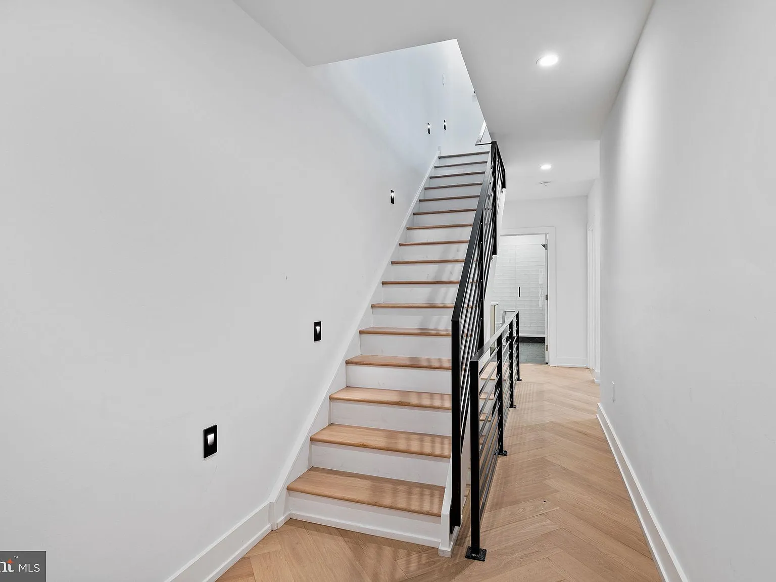 4 bed, 5.0 bath, 3706 sqft, $7,500 — Photo 2