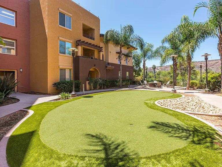 Verge-Putting Green Courtyard