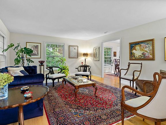 4th image of 3608 Capilano Dr