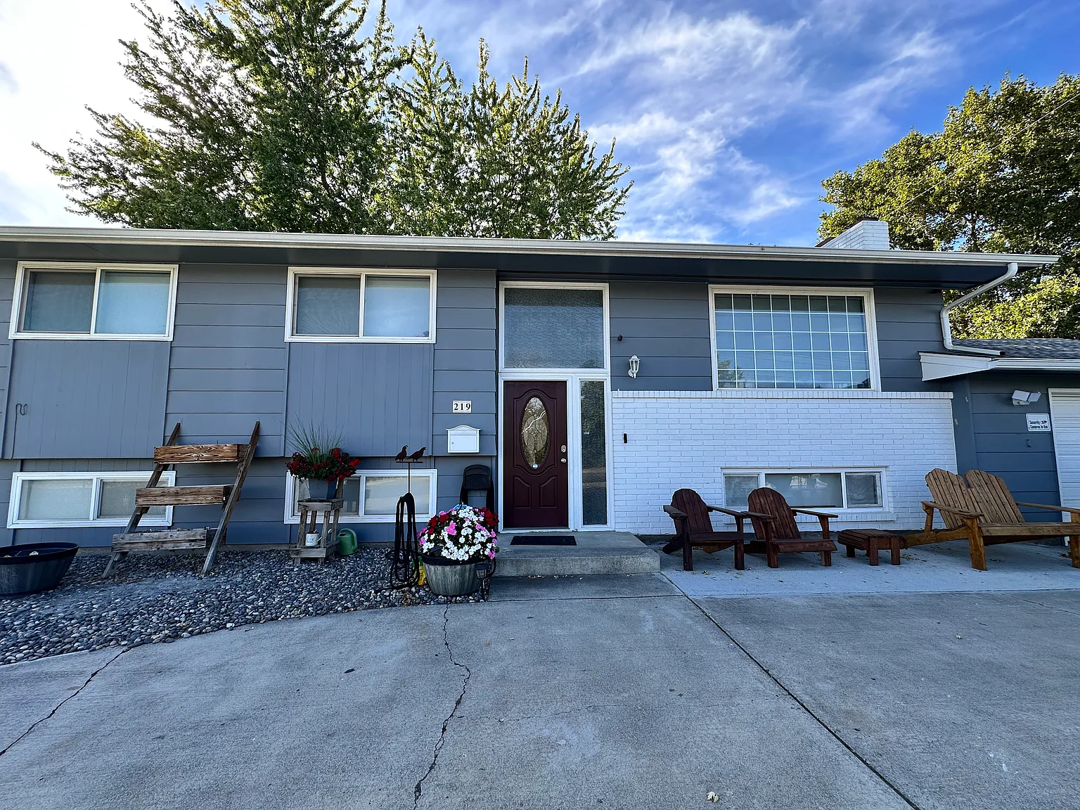 219 Thayer Dr — Photo 2