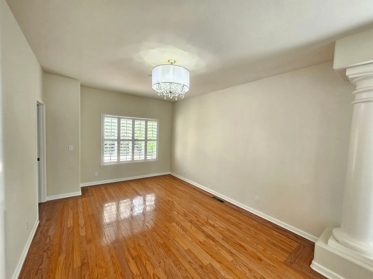 Beautiful Five Bedroom Four Bathroom Home — Photo 4