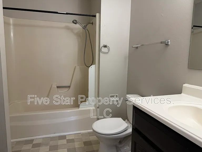 Lake Shore Apartments — Photo 14