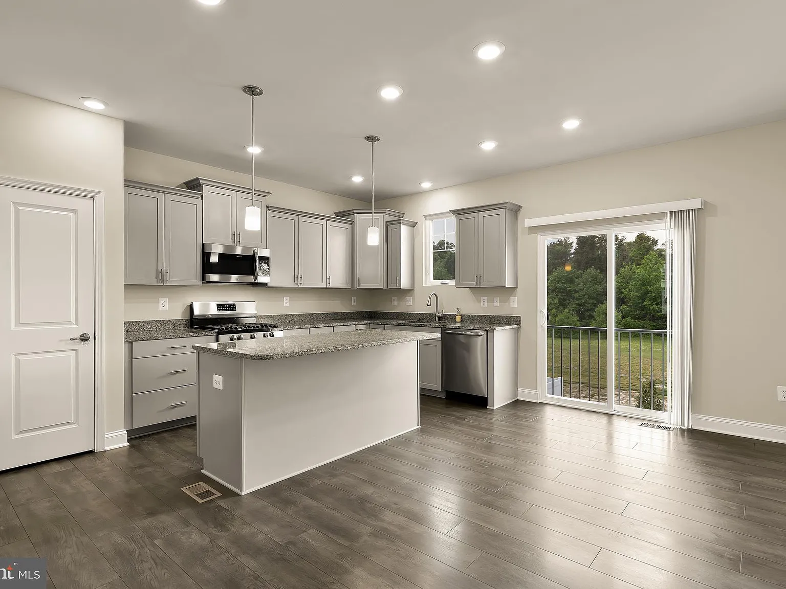 2 bed, 2.5 bath, 1837 sqft, $2,000 — Photo 3