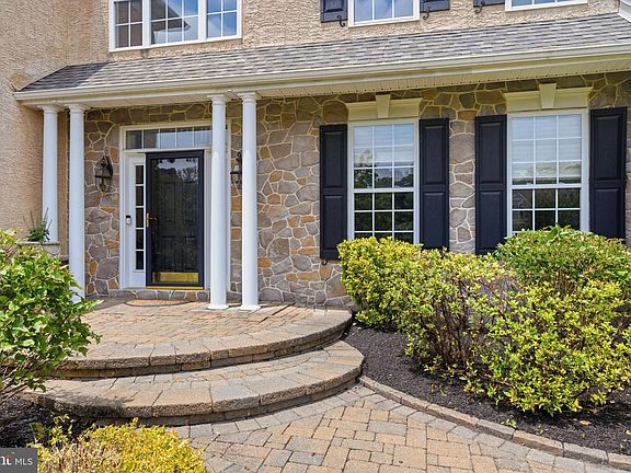 3rd image of 3219 Greystone Dr