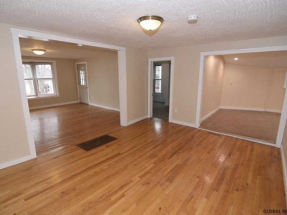 4th image of 105 Pearl St