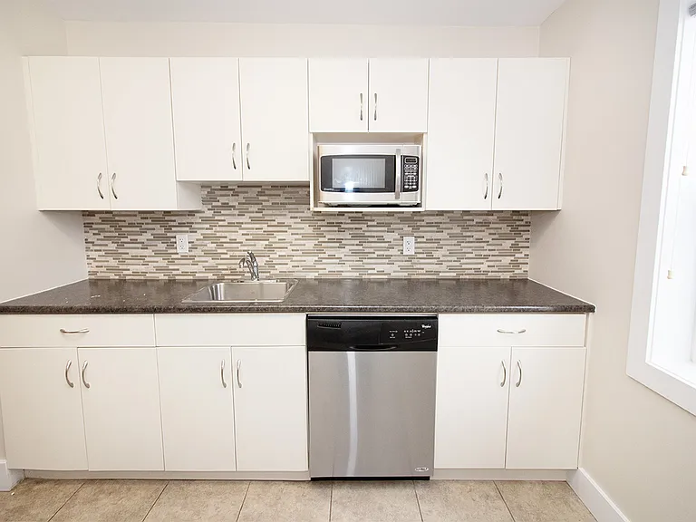 321 Enfield Cres #3 — Photo 2