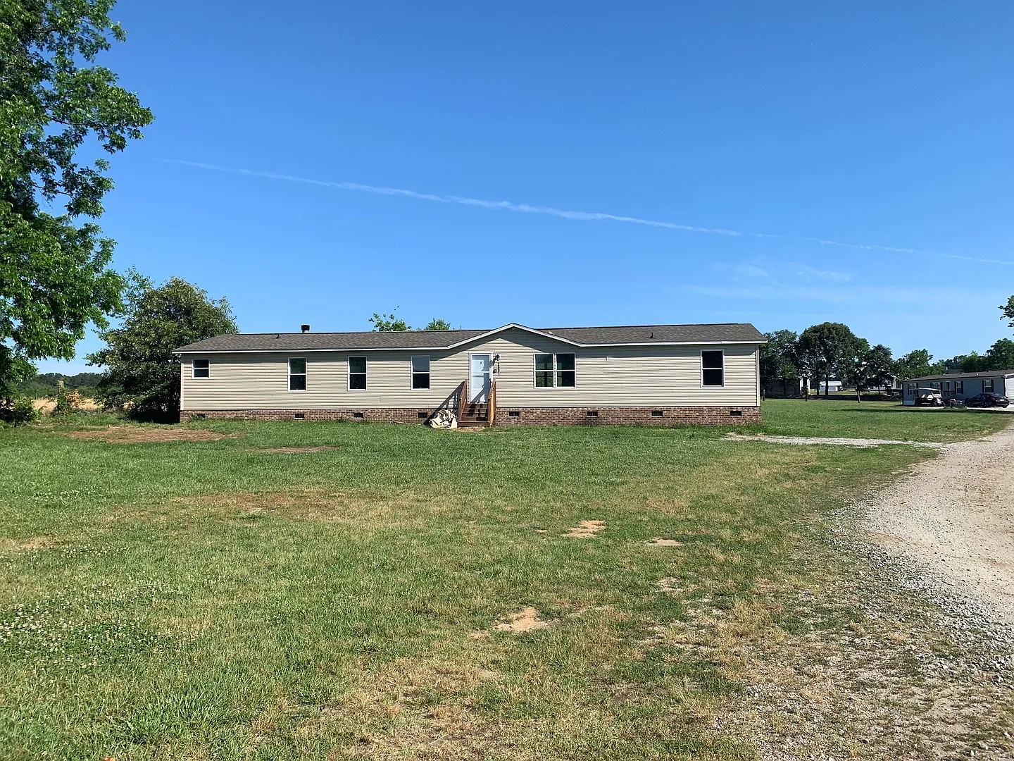 Large Four Bedroom house on nearly an acre — Photo 2