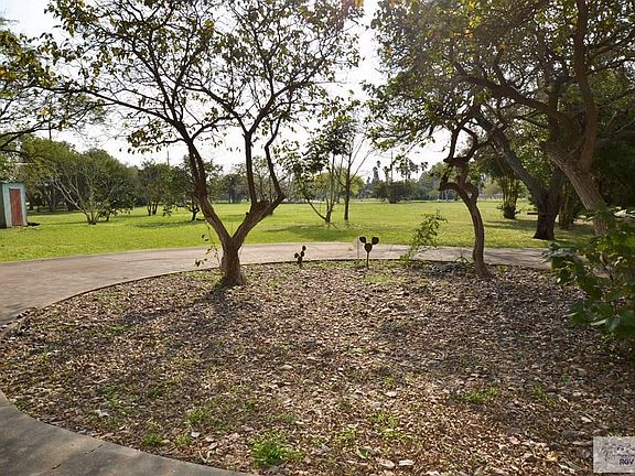 4th image of 805 Acacia Lake Dr
