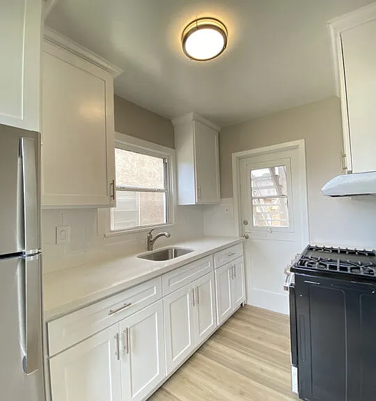 2620 S Barrington Ave — Photo 9