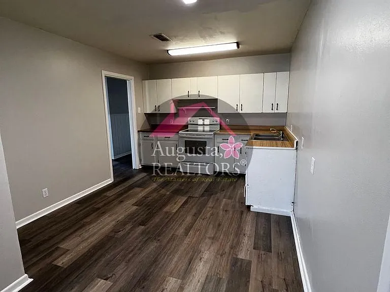 2105 N 8th St — Photo 6