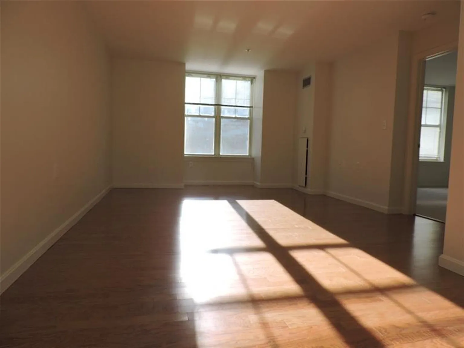 2 bed, 1000 sqft, $4,330 — Photo 2