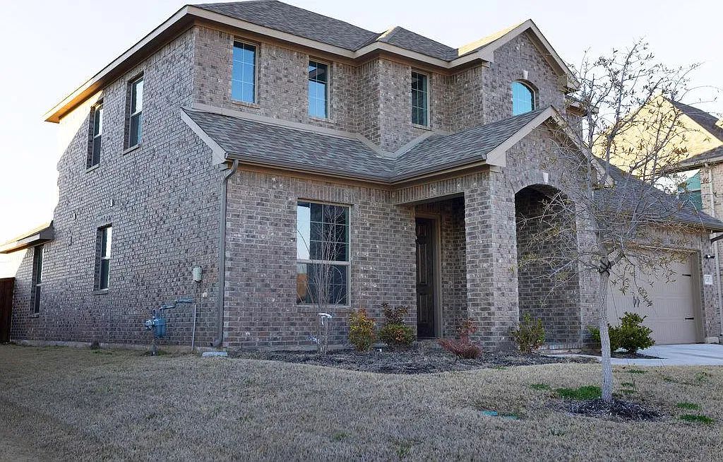 4 bed, 2.5 bath, 2427 sqft, $2,800 — Photo 2