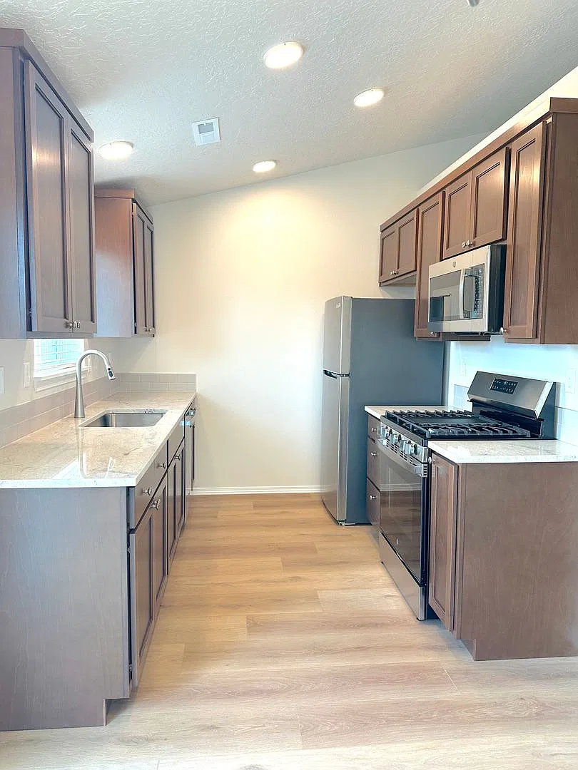 3 Bedroom With Large Backyard in North Redmond — Photo 4