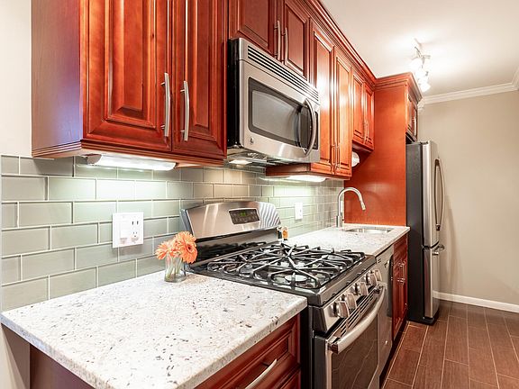 5th image of 435 W Oakdale Ave APT 2B
