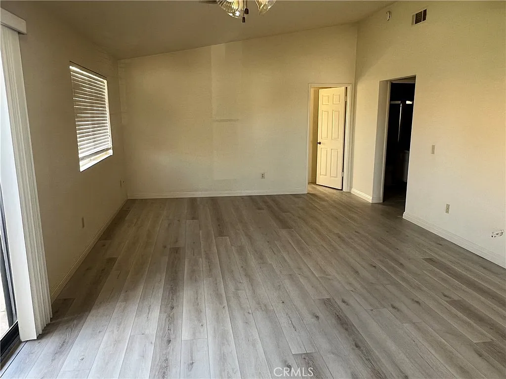 2 bed, 1101 sqft, $2,390 — Photo 3
