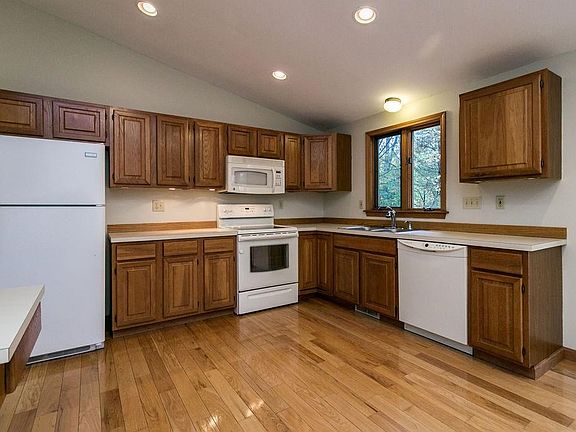 2nd image of 425 Cleveland Blvd