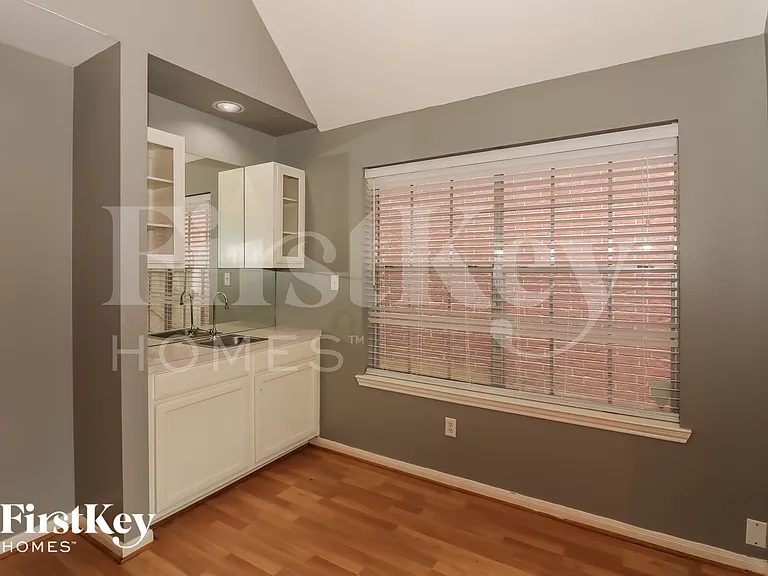 3225 Continental Dr — Photo 8