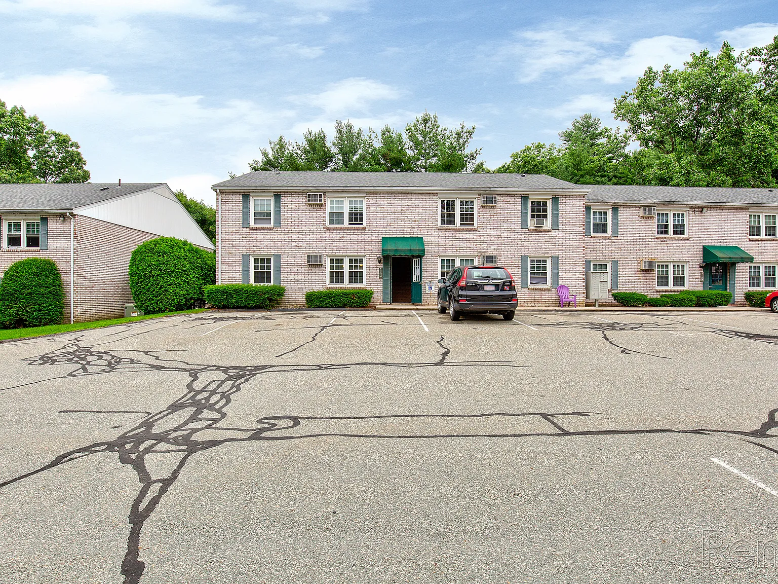Colonial Village Apartments — Photo 3