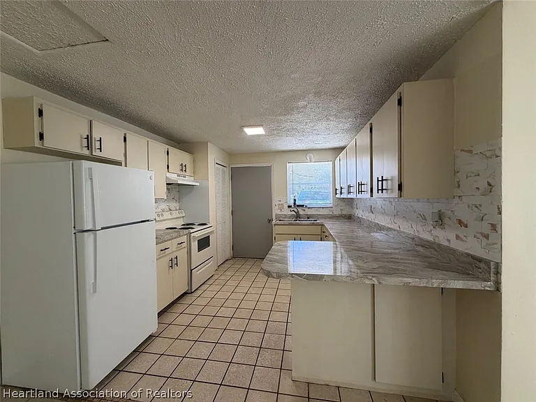 649 N Pine St — Photo 3